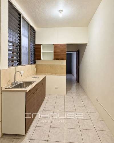 CASA EN RENTA EN ZONA 6  DE 2 NIVELES, FUERA DE GARITA
