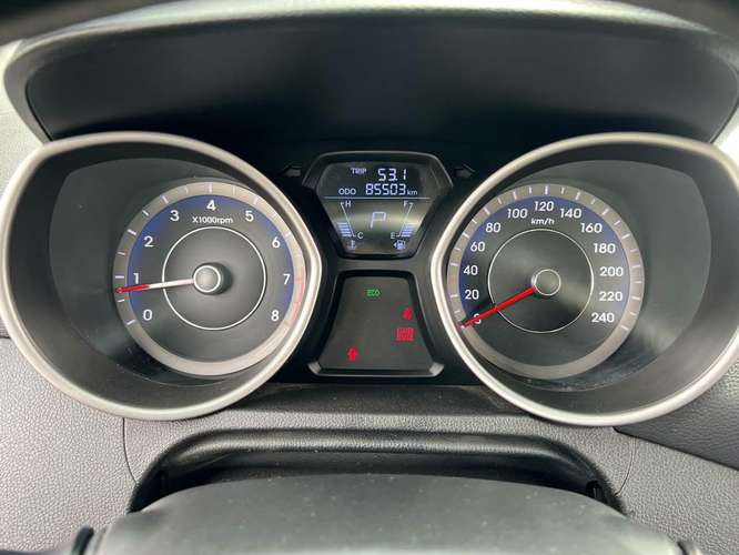 Hermoso Hyundai ELANTRA 2011