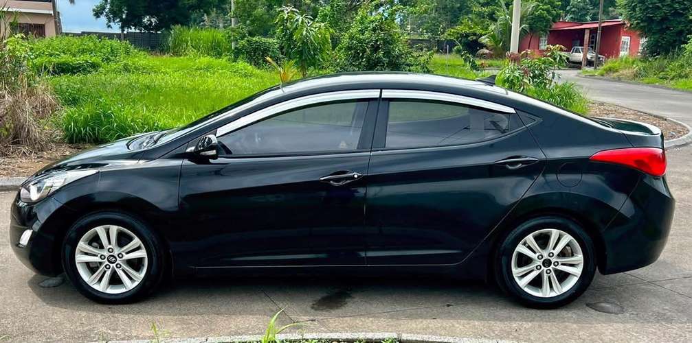 Hermoso Hyundai ELANTRA 2011