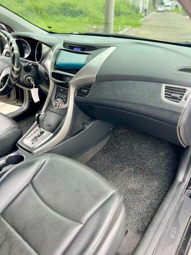 Hermoso Hyundai ELANTRA 2011