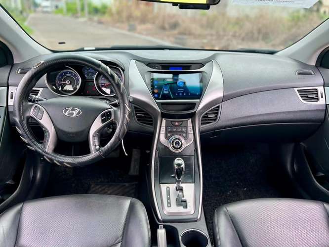 Hermoso Hyundai ELANTRA 2011