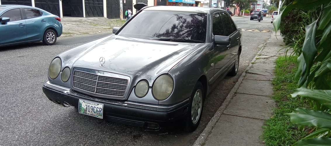 MERCEDES BENZ DE AGENCIA MODELO 1998 TRANSMISIÓN MECÁNICA FULL EQUIPO TAPICERÍA DE CUERO V6 2.4 