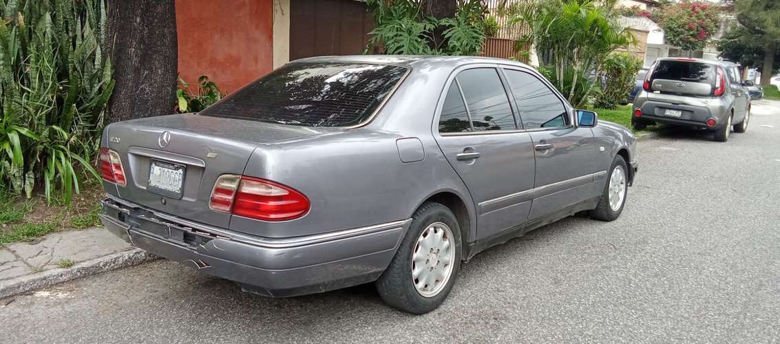 MERCEDES BENZ DE AGENCIA MODELO 1998 TRANSMISIÓN MECÁNICA FULL EQUIPO TAPICERÍA DE CUERO V6 2.4 
