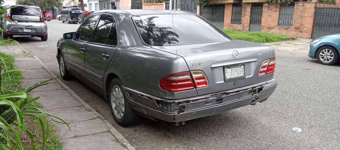 MERCEDES BENZ DE AGENCIA MODELO 1998 TRANSMISIÓN MECÁNICA FULL EQUIPO TAPICERÍA DE CUERO V6 2.4 
