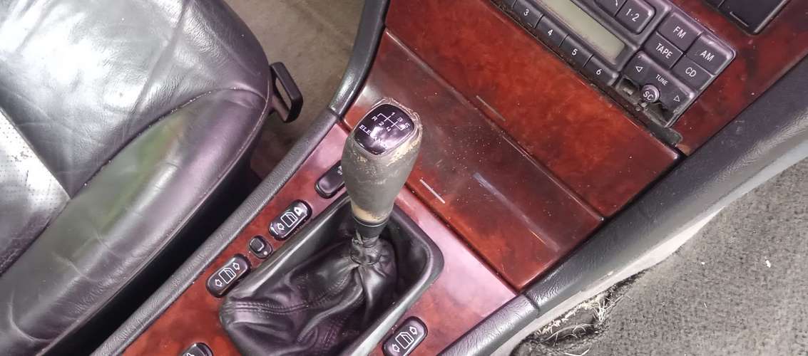 MERCEDES BENZ DE AGENCIA MODELO 1998 TRANSMISIÓN MECÁNICA FULL EQUIPO TAPICERÍA DE CUERO V6 2.4 