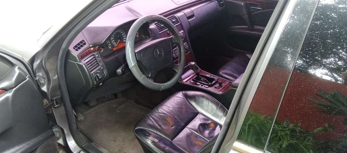 MERCEDES BENZ DE AGENCIA MODELO 1998 TRANSMISIÓN MECÁNICA FULL EQUIPO TAPICERÍA DE CUERO V6 2.4 