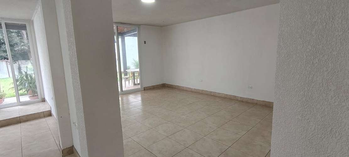 Alquiler casa grande con hermoso jardin en zona 10 - Imagen 7