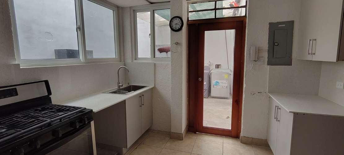 Alquiler casa grande con hermoso jardin en zona 10 - Imagen 4