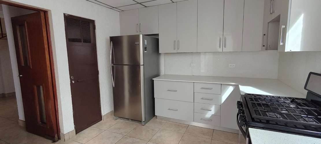 Alquiler casa grande con hermoso jardin en zona 10 - Imagen 5