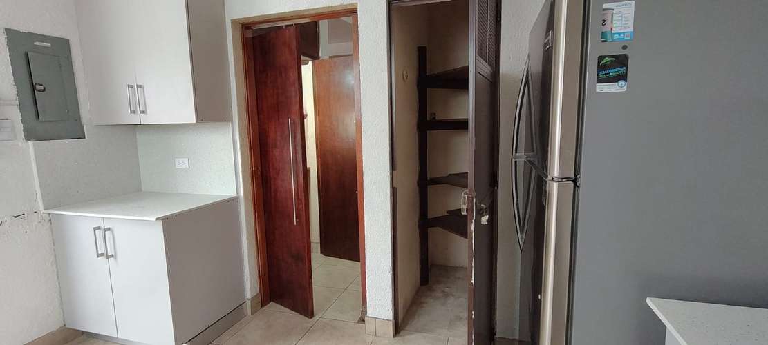 Alquiler casa grande con hermoso jardin en zona 10 - Imagen 3
