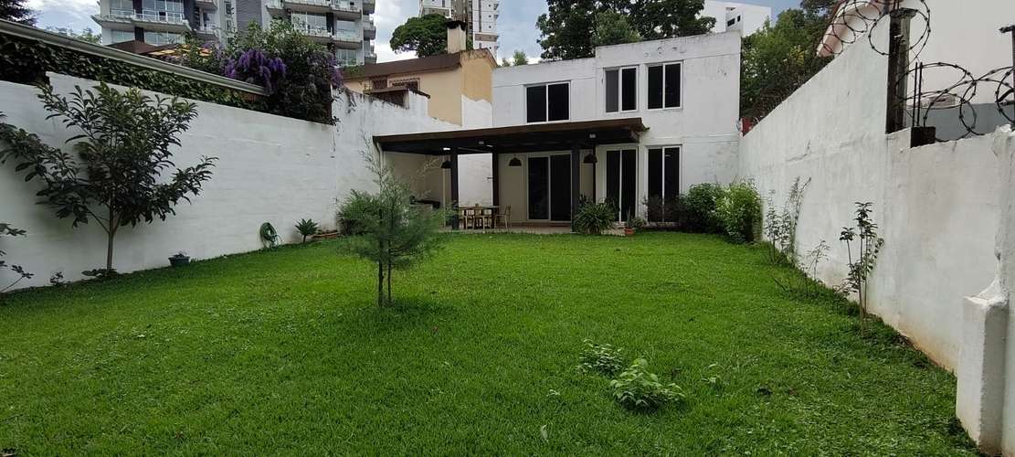 Alquiler casa grande con hermoso jardin en zona 10