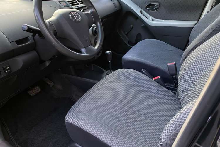 TOYOTA YARIS 2009 HATCHBACK 4 PUERTAS, 1 DUEÑO, BOLSAS INTACTAS 