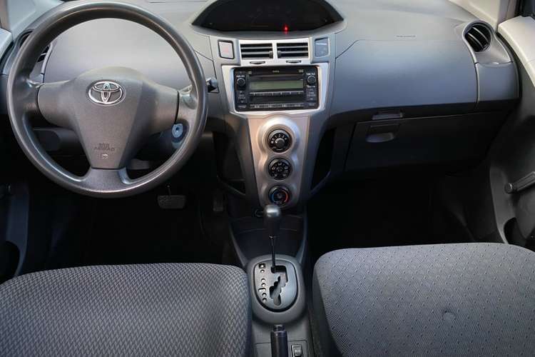 TOYOTA YARIS 2009 HATCHBACK 4 PUERTAS, 1 DUEÑO, BOLSAS INTACTAS 