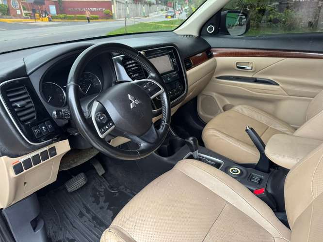 Mitsubishi Outlander GT 3 filas 4x4 - Imagen 8