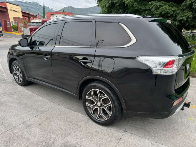 Mitsubishi Outlander GT 3 filas 4x4 - Imagen 4