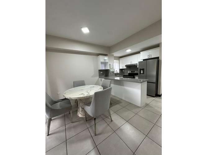 Apartamento Semi-Amueblado C/Jardin en Renta Zona 16