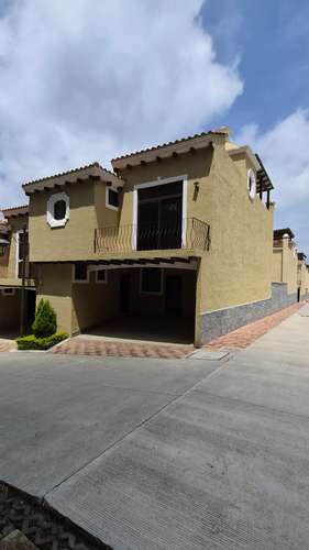 preciosa casa en venta, de 3 niveles, 3 habitaciones, 2 parqueos en san lucas, muy serca de la antigua