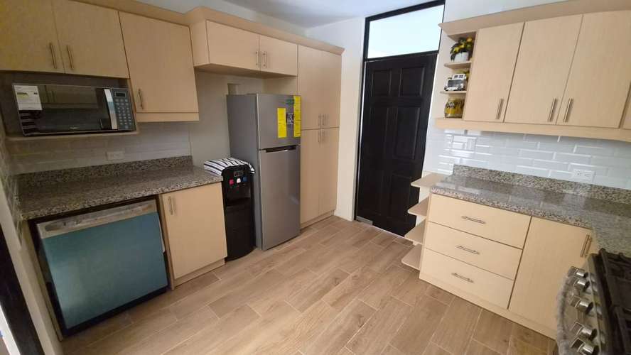 preciosa casa en venta, de 3 niveles, 3 habitaciones, 2 parqueos en san lucas, muy serca de la antigua - Imagen 7