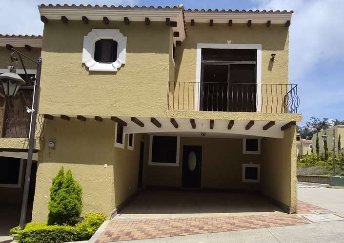 preciosa casa en venta, de 3 niveles, 3 habitaciones, 2 parqueos en san lucas, muy serca de la antigua - Imagen 2