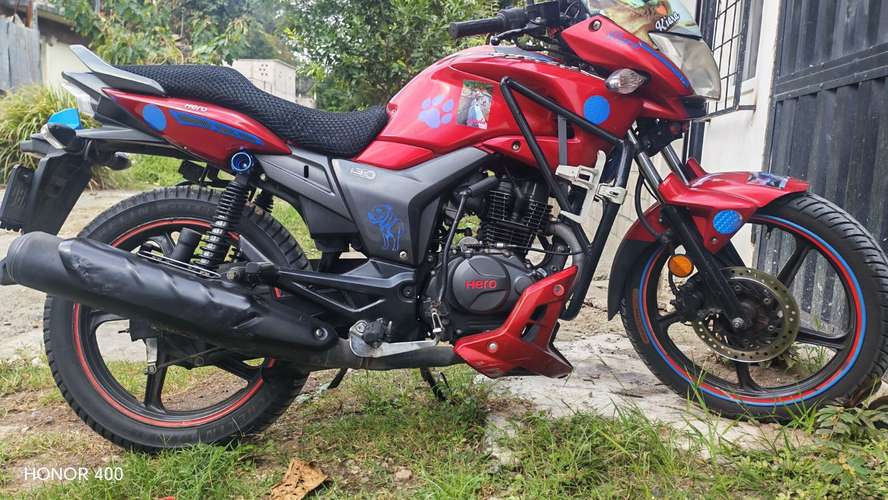 Vendo motocicleta Hero color roja en buenísimo estado llantas nueva de marca y lo que traje 75000 km  tel  