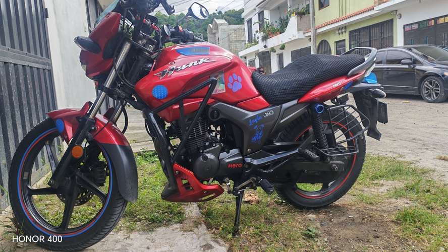 Vendo motocicleta Hero color roja en buenísimo estado llantas nueva de marca y lo que traje 75000 km  tel  