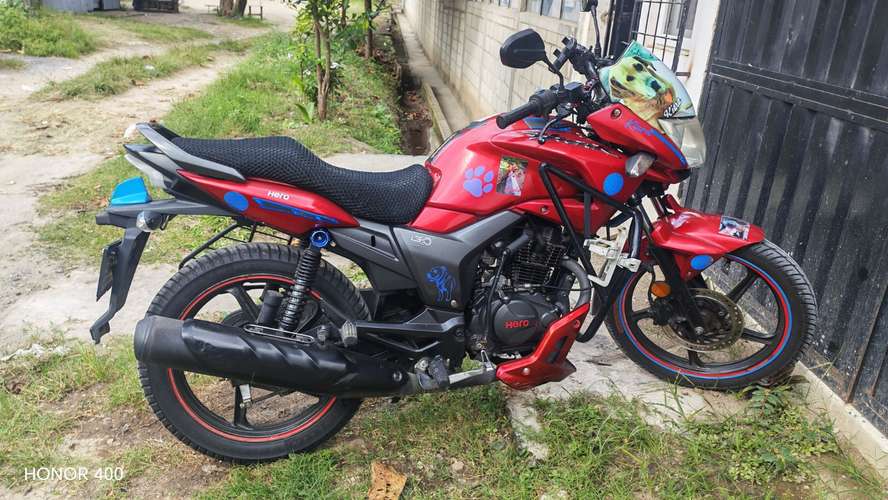 Vendo motocicleta Hero color roja en buenísimo estado llantas nueva de marca y lo que traje 75000 km  tel  