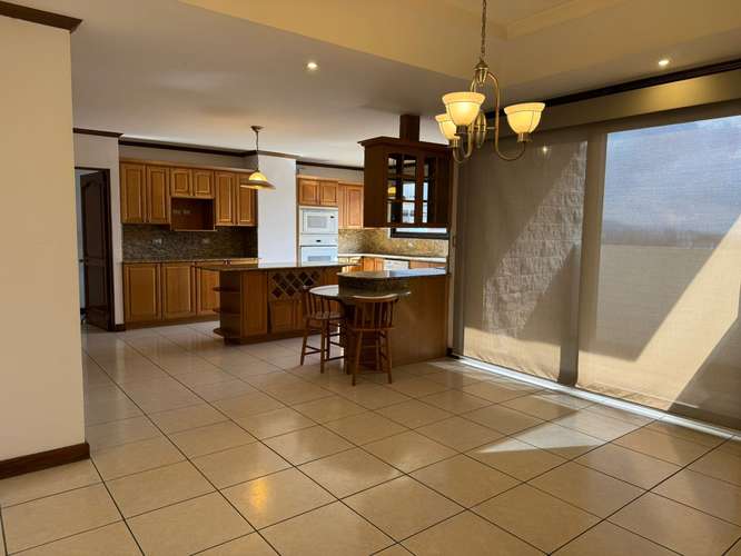 Venta de Penthouse en Edificio Torre Castelar Zona 10 | 4 Habitaciones con baño completo y 4 Parqueos - Imagen 4