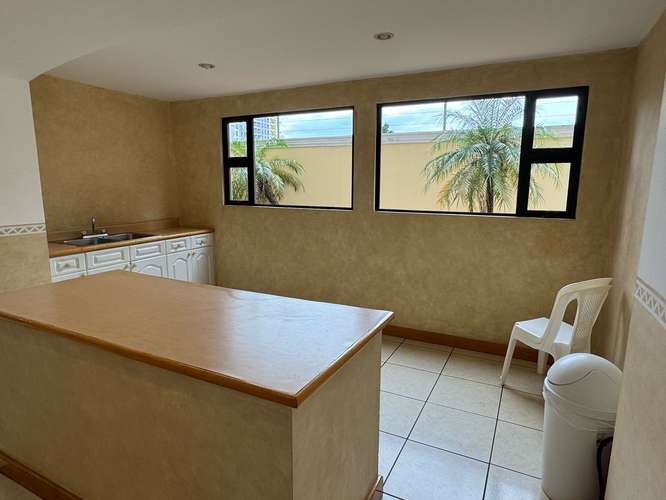 Rento Penthouse en Edificio Torre Castelar Zona 10 con 4 Habitaciones y 4 Parqueos - Imagen 10