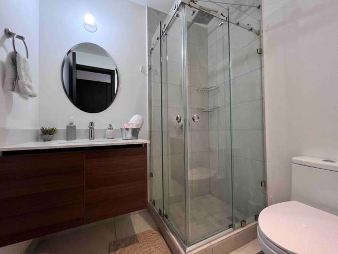 Se renta Moderno apartamento de 2 habitaciones, 2baños, 2 parqueos totalmente amueblado,en zona 10 10 - Imagen 13
