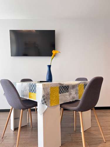 Se renta Moderno apartamento de 2 habitaciones, 2baños, 2 parqueos totalmente amueblado,en zona 10 10 - Imagen 4