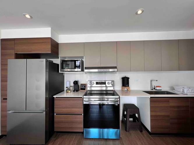 Se renta Moderno apartamento de 2 habitaciones, 2baños, 2 parqueos totalmente amueblado,en zona 10 10 - Imagen 5