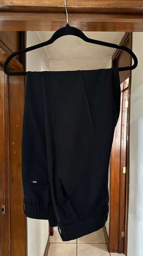 TRAJE - MARCA: HUGO BOSS- PERFORMANCE - NUEVO - ORIGINAL - COLOR: NEGRO - TALLA: 44R - PANTALON: 34