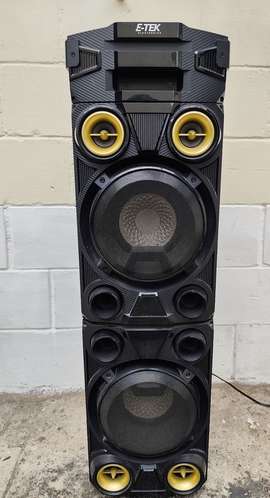 Altavoz de torre o bocina de torre