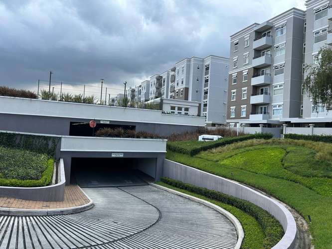 Apartamento en Condado Naranjo: 2 habitaciones, 3 baños, balcón y 2 estacionamientos