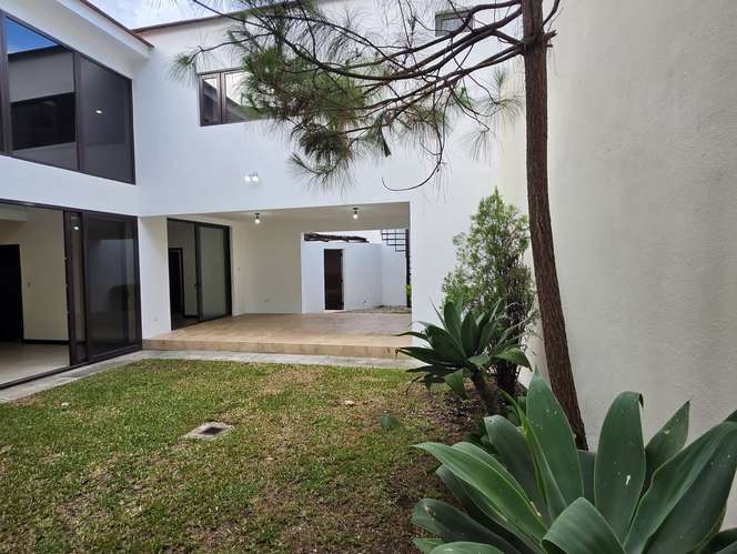 VENTA DE VIVIENDA EN EXCELENTE ESTADO EN LOMAS DE SAN ISIDRO, ZONA 16 - Imagen 6