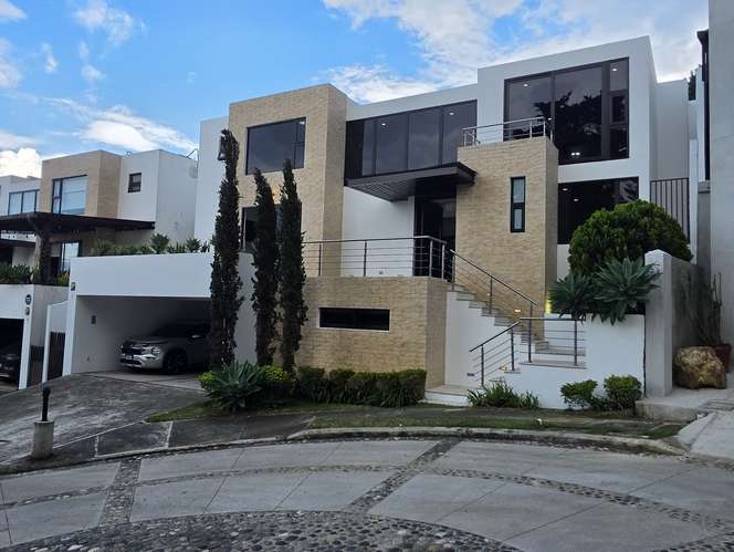 VENTA DE VIVIENDA EN EXCELENTE ESTADO EN LOMAS DE SAN ISIDRO, ZONA 16
