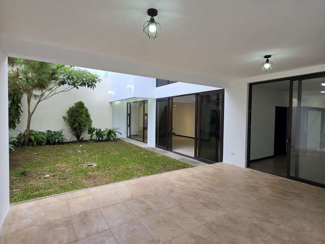 VENTA DE VIVIENDA EN EXCELENTE ESTADO EN LOMAS DE SAN ISIDRO, ZONA 16 - Imagen 8