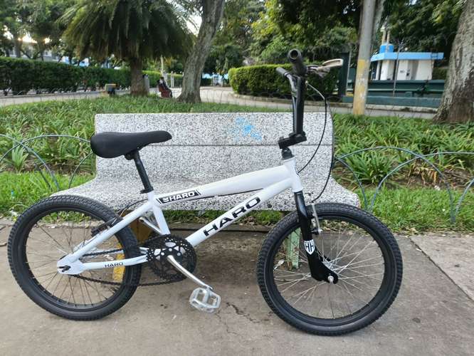 VENDO BICICLETA BMX #20 PARA TRUCOS LLANTAS NUEVAS FRENOS FUNCIONANDO GANGA.