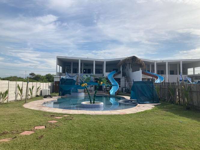 Hermoso chalet en venta frente a la playa de Monterrico con piscina y vista al mar