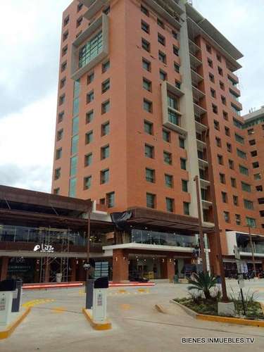 Oficina en venta en Edificio Crece, Mixco: 6 espacios, 1 estacionamiento y seguridad 24 horas