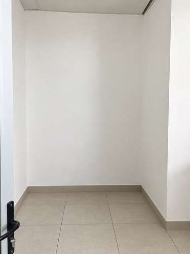 Oficina en venta en Edificio Crece, Mixco: 6 espacios, 1 estacionamiento y seguridad 24 horas