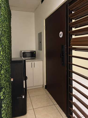 Oficina en venta en Edificio Crece, Mixco: 6 espacios, 1 estacionamiento y seguridad 24 horas