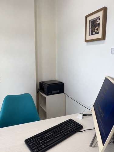Oficina en venta en Edificio Crece, Mixco: 6 espacios, 1 estacionamiento y seguridad 24 horas
