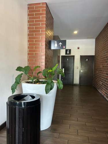 Oficina en venta en Edificio Crece, Mixco: 6 espacios, 1 estacionamiento y seguridad 24 horas