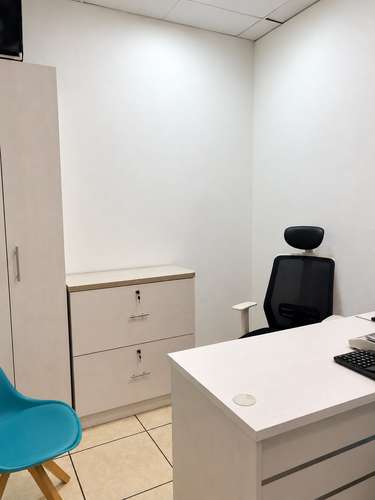 Oficina en venta en Edificio Crece, Mixco: 6 espacios, 1 estacionamiento y seguridad 24 horas