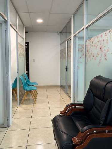 Oficina en venta en Edificio Crece, Mixco: 6 espacios, 1 estacionamiento y seguridad 24 horas