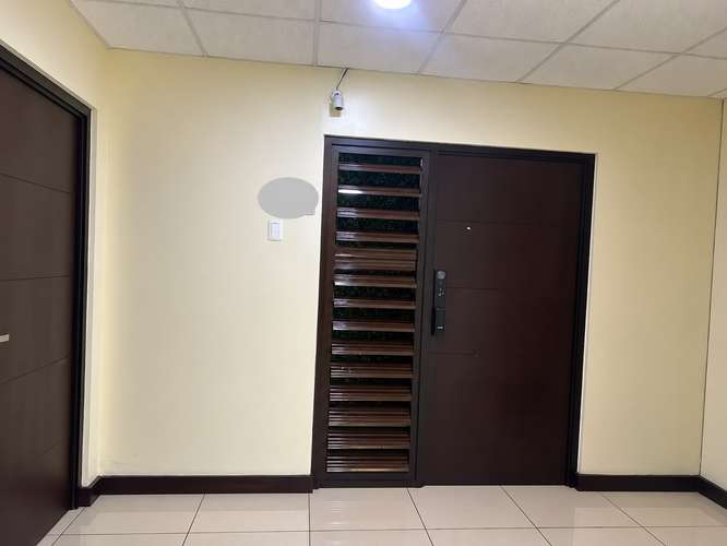 Oficina en venta en Edificio Crece, Mixco: 6 espacios, 1 estacionamiento y seguridad 24 horas