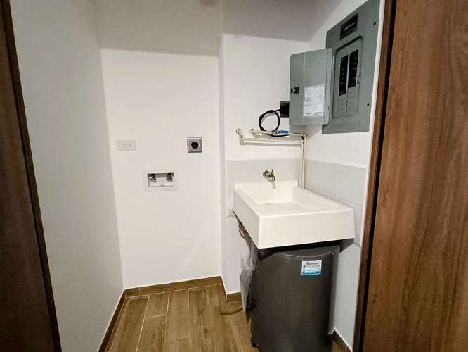 Apartamento en renta en Parque 14, zona 14, con balcón y vista a Plaza Central - Imagen 3