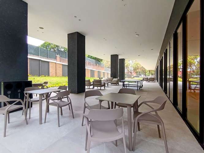 Apartamento en renta en Parque 14, zona 14, con balcón y vista a Plaza Central - Imagen 14