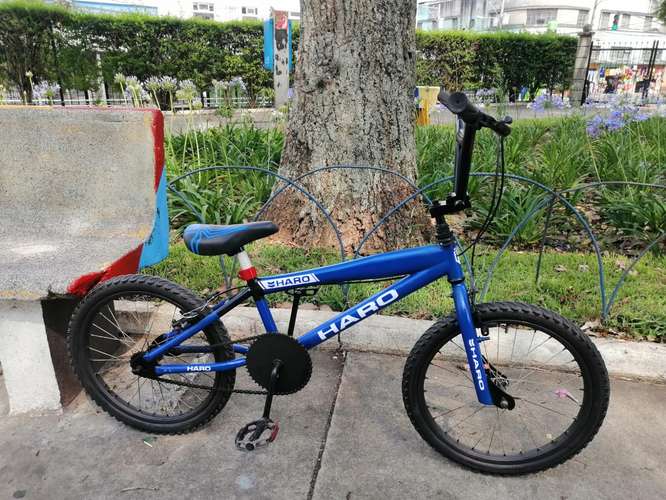 VENDO BICICLETA BMX #20 PARA TRUCOS LLANTAS EN BUEN ESTADO FRENOS FUNCIONANDO NADA QUÉ INVERTIR.